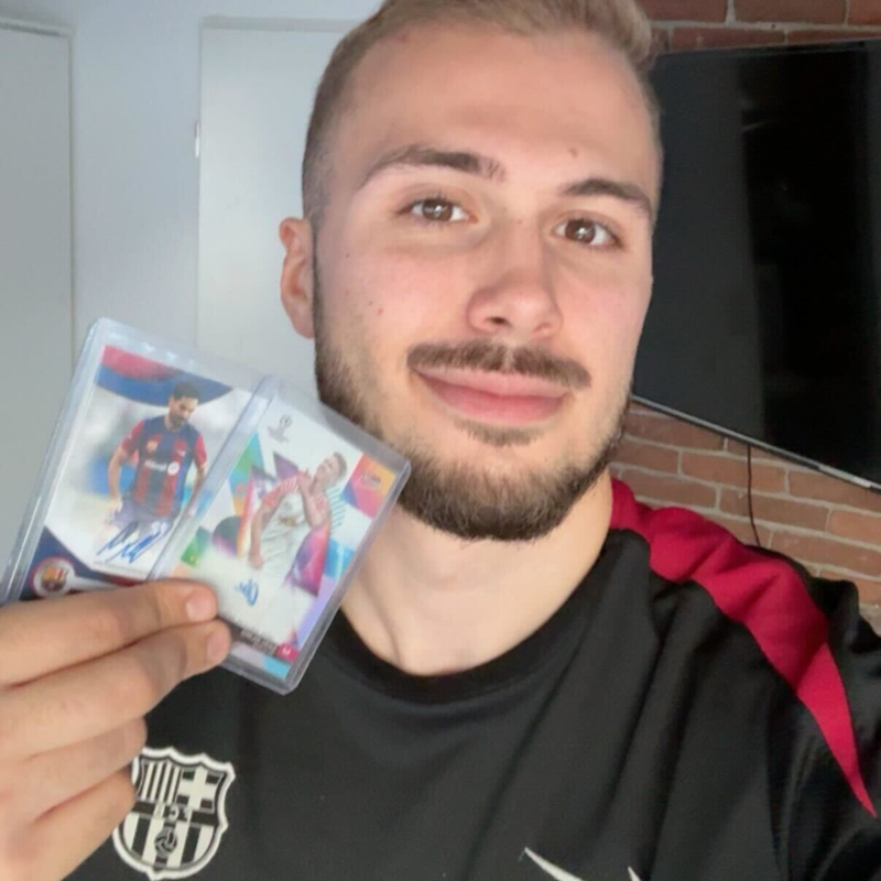 Kunde Can zeigt zwei Fußball-Sammelkarten im Schutzhalter