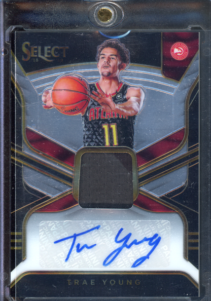 Trae Young Autogrammkarte & Getragenes Trikotstück - Limitiert auf 199 I 2018-19 Panini Select Rookie RPA