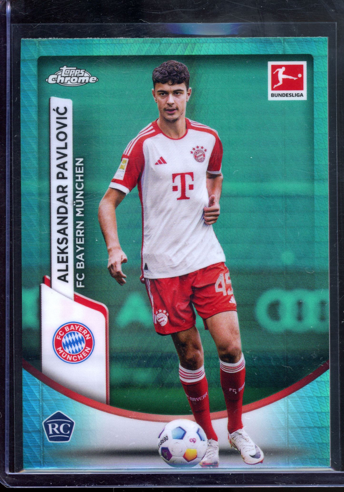 Aleksandar Pavlovic Green Rookie Karte I 2023-24 Topps Chrome Bundesliga