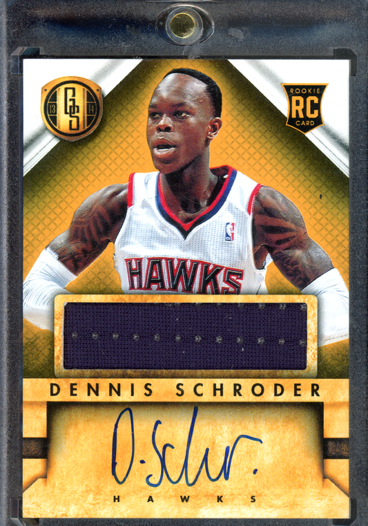 Dennis Schröder Autogramm Rookie mit getragenem Trikotstück I 2013-14 Panini Gold Standard